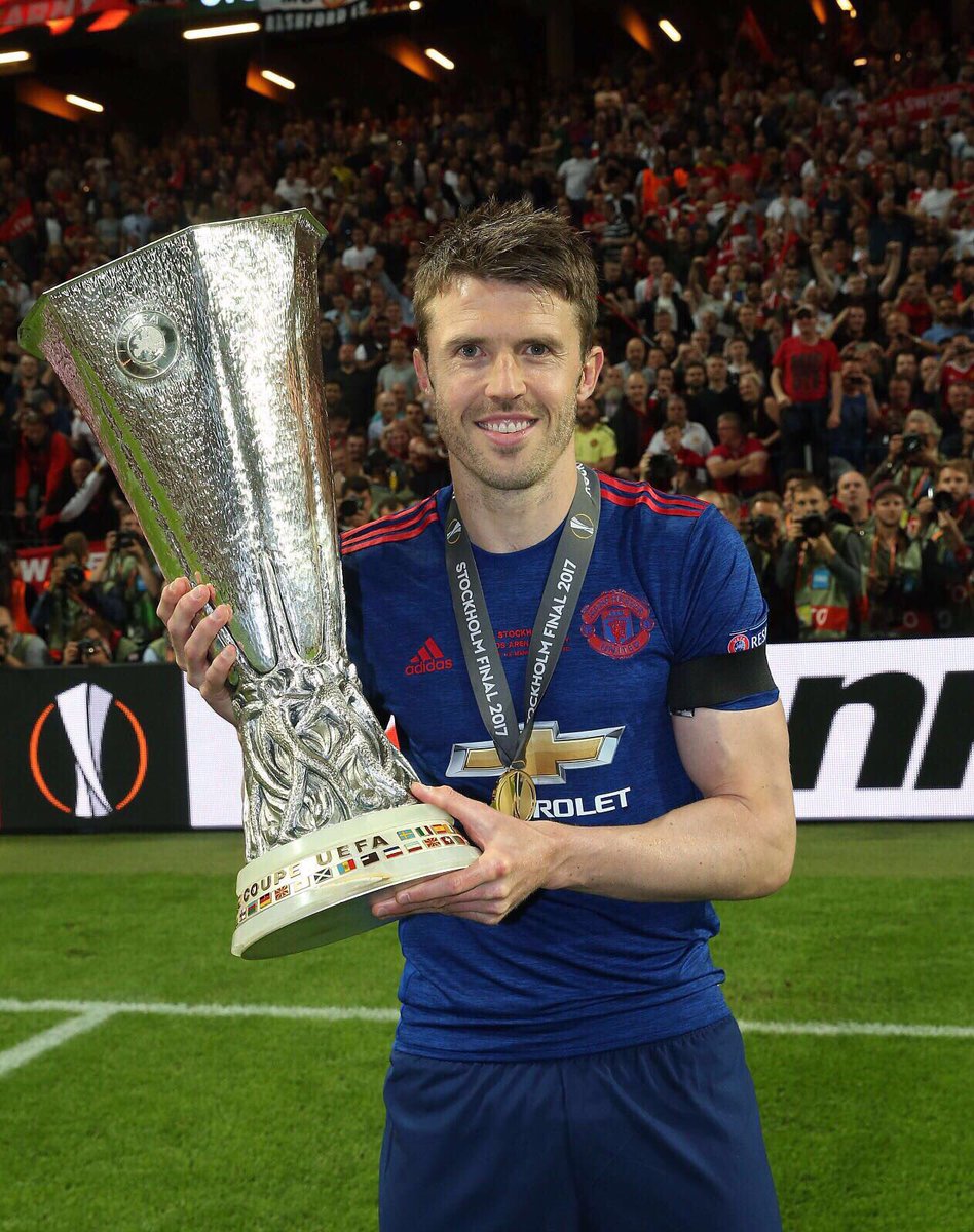 Michael Carrick Signs New Deal with Manchester United